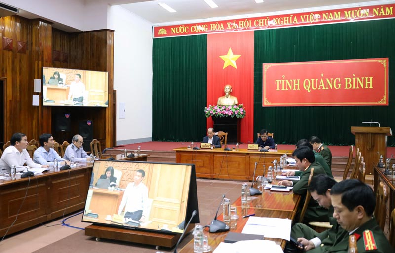 Đồng chí Đoàn Ngọc Lâm, Ủy viên Ban Thường vụ Tỉnh ủy, Phó Chủ tịch Thường trực UBND tỉnh và đại tá Nguyễn Hữu Hợp, Ủy viên Ban Thường vụ Tỉnh ủy, Giám đốc Công an tỉnh  dồng chỉ trì hội nghị tại điểm cầu tỉnh ta.