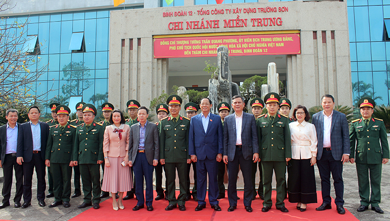 Đồng chí Thượng tướng, Phó Chủ tịch Quốc hội Trần Quang Phương và các đồng chí lãnh đạo tỉnh chụp ảnh lưu niệm với cán bộ, chiên sĩ Binh đoàn 12, Chi nhánh miền Trung