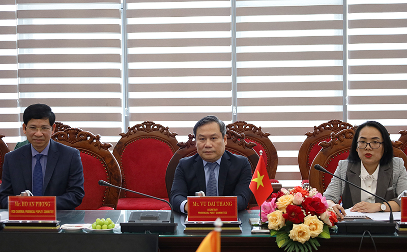  Đồng chí Bí thư Tỉnh ủy Vũ Đại Thắng bày tỏ sự vui mừng được đón tiếp ông Sandeep Arya và đoàn công tác.