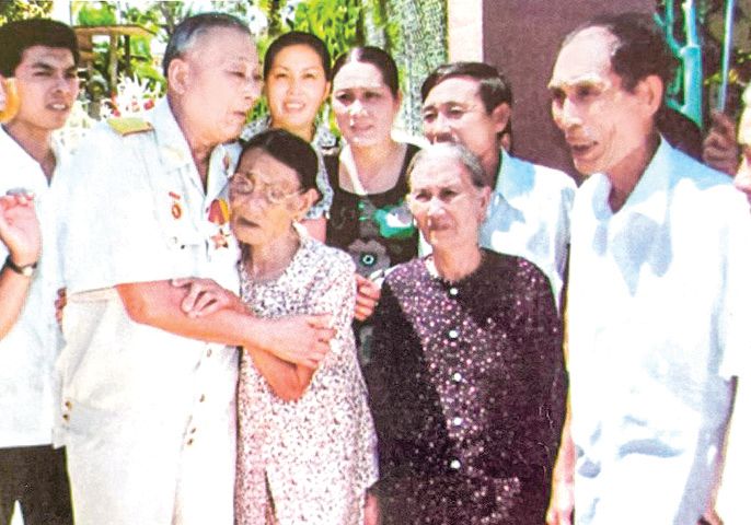 Trung tướng Đồng Sỹ Nguyên trong dịp về thăm quê hương, họ hàng. Ảnh: Tư liệu