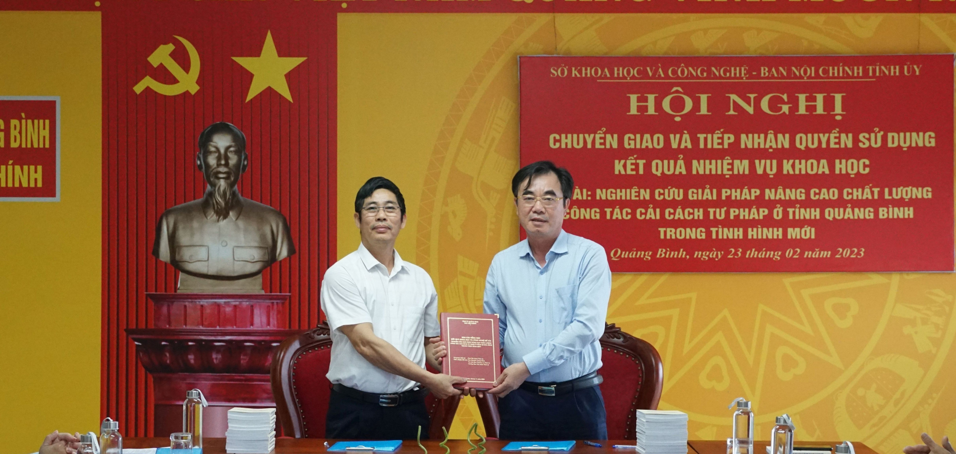 Lãnh đạo Sở Khoa học- Công nghệ chuyển giao đề tài: “Nghiên cứu giải pháp nâng cao chất lượng công tác CCTP ở tỉnh Quảng Bình trong tình hình mới” cho đồng chí Đồng chí Nguyễn Lương Bình, Ủy viên Ban Thường vụ, Trưởng ban Nội chính Tỉnh ủy, Chủ nhiệm đề tài