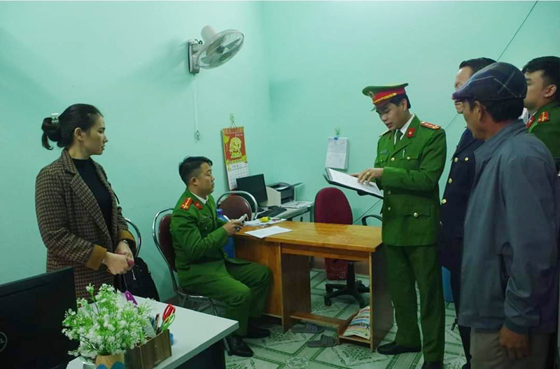 Cơ quan công an khám xét nơi làm việc của các đối tượng.