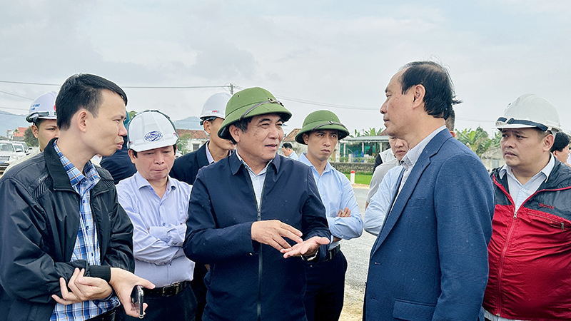 Đồng chí Phó Chủ tịch Thường trực UBND tỉnh Đoàn Ngọc Lâm trao đổi thêm với đồng chí Thứ trưởng Bộ GTVT về một số khó khăn trong quá trình thi công công trình đường bộ cao tốc Bắc - Nam.