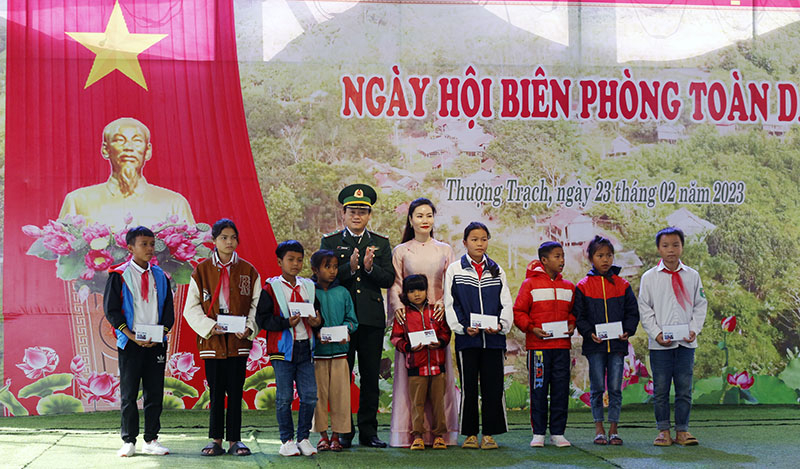 Trao học bổng cho học sinh (15 suất/15 triệu đồng).