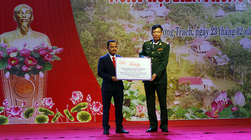 Đại tá Lê Văn Tiến, Chính ủy BĐBP tỉnh trao biển tượng trưng của nhà tài trợ hỗ trợ kinh phí sữa chữa trường học trên địa bàn.