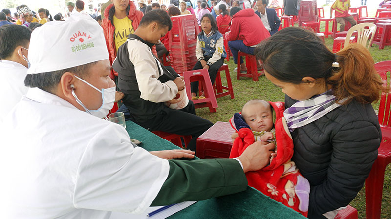Khám chữa bệnh và cấp phát thuốc miễn phí cho nhân dân. 