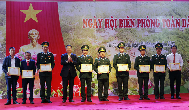 Lãnh đạo huyện Bố Trạch khen thưởng cho các tập thể, cá nhân vì đã có thành tích xuất sắc trong phong trào toàn dân tham gia bảo vệ chủ quyền lãnh thổ an ninh biên giới.
