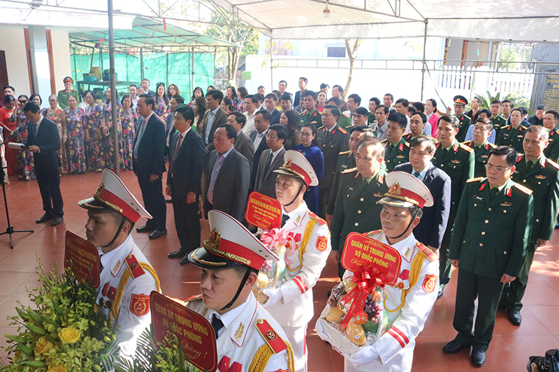 Các đại biểu dự lễ dâng hương Kỷ niệm 100 năm Ngày sinh Trung tướng Đồng Sỹ Nguyên tại Nhà thờ gia đình, xã Quảng Trung, TX. Ba Đồn.