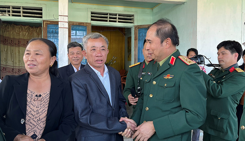 Thượng tướng Phùng Sĩ Tấn thăm, tặng quà gia đình thương binh