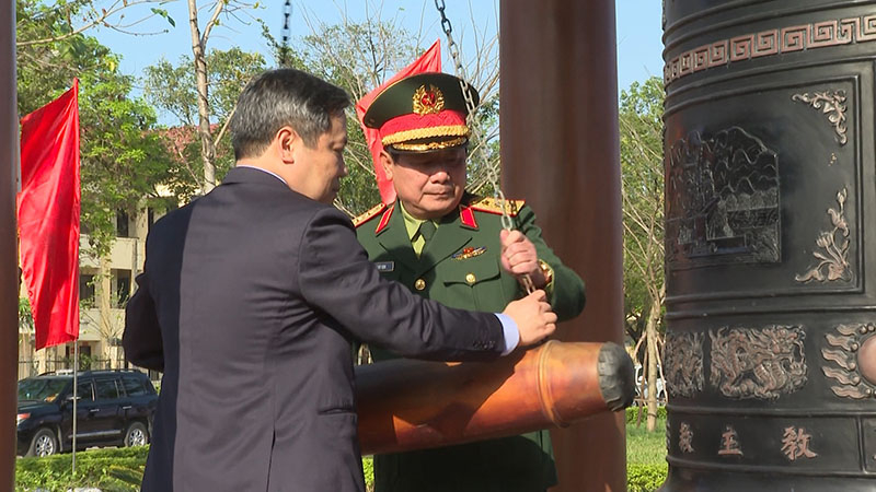  Đồng chí Thượng tướng, Thứ trưởng Bộ Quốc phòng Lê Huy Vịnh và đồng chí Bí thư Tỉnh ủy Vũ Đại Thắng thực hiện nghi thức thỉnh chuông.