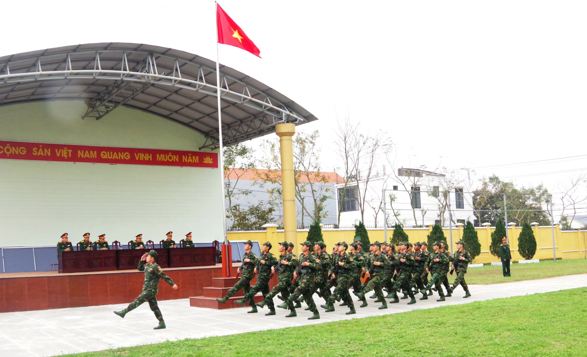 Tập trung duyệt đội ngũ chuẩn bị cho lễ ra quân huấn luyện.