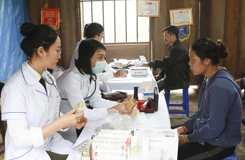  Khám, cấp phát thuốc miễn phí cho bà con dân bản Trung Sơn, xã Trường Sơn.