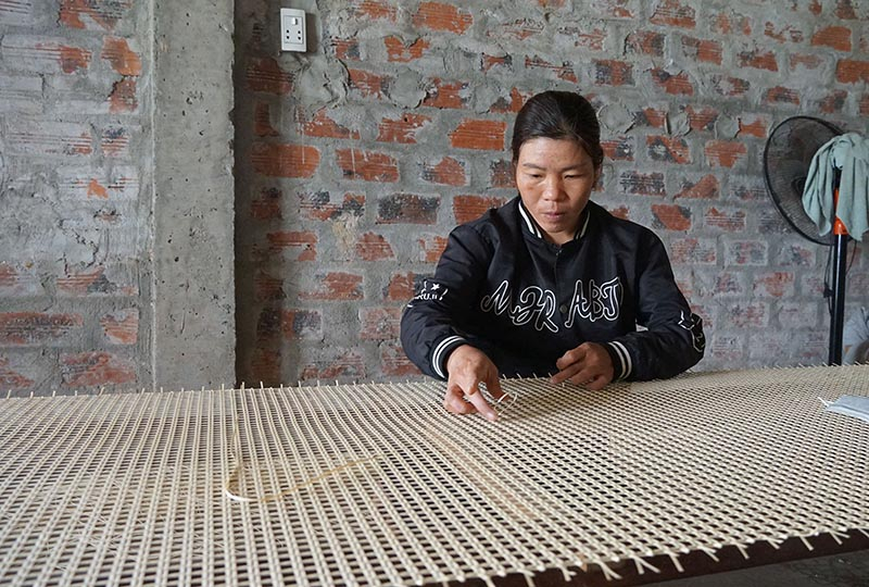 Nghề mây xiên góp phần mang lại việc làm và thu nhập ổn định cho hàng trăm lao động địa phương.