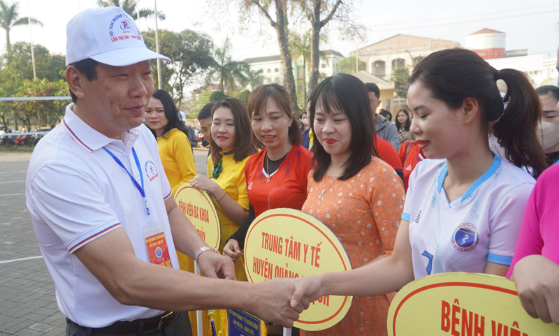 Lãnh đạo Sở Y tế trao cờ lưu niệm cho các đội tham gia hội thao.