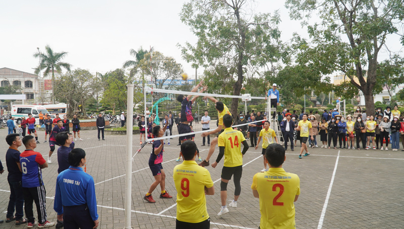 Môn bóng chuyền Nam thi đấu trận khai mạc. 
