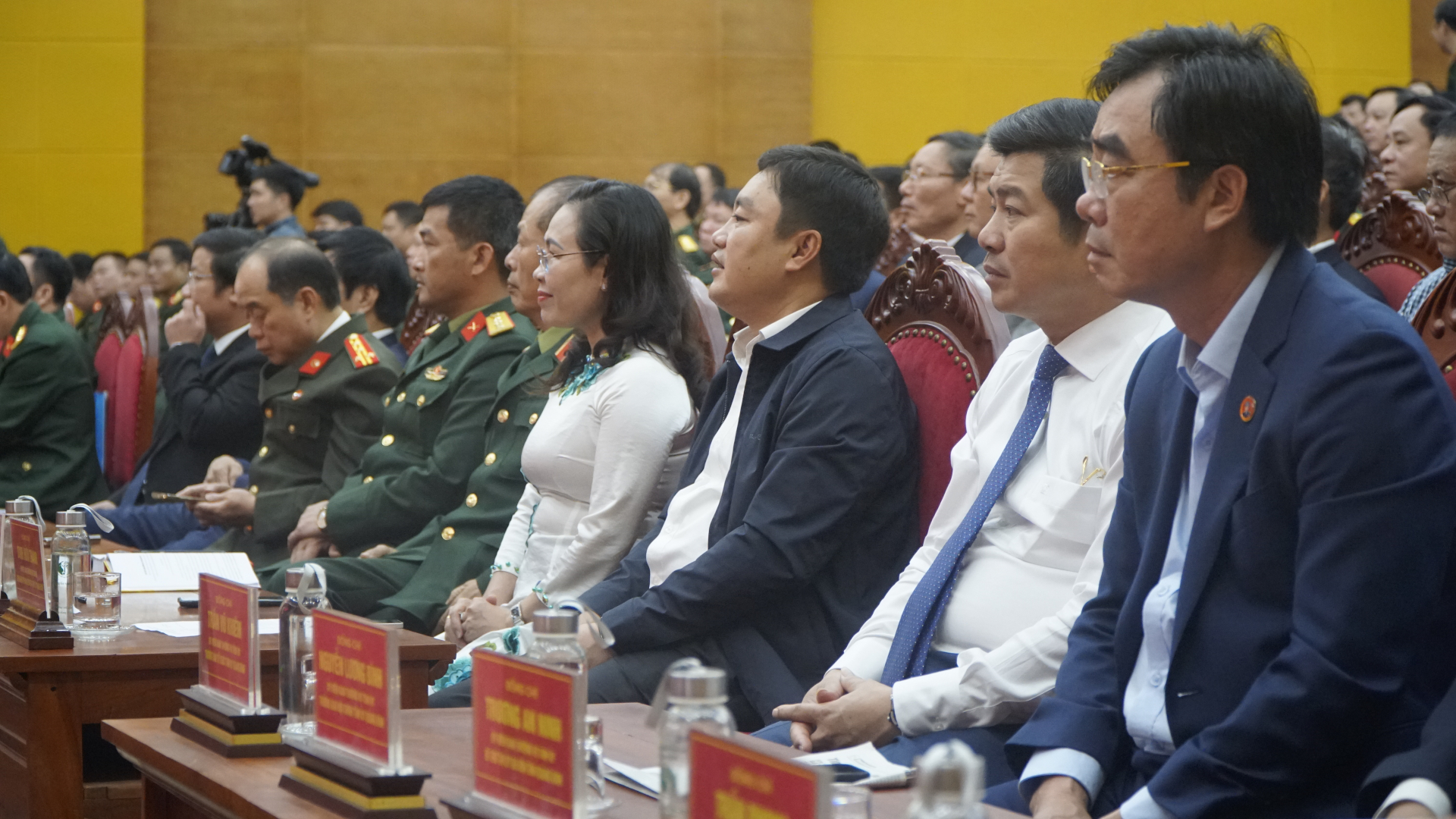 Các đồng chí lãnh đạo tỉnh tham dự hội thảo.