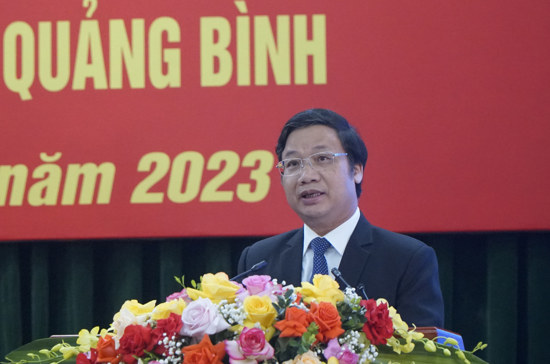 Đồng chí Trưởng ban Tuyên giáo Tỉnh ủy phát biểu tham luận tại hội thảo. 