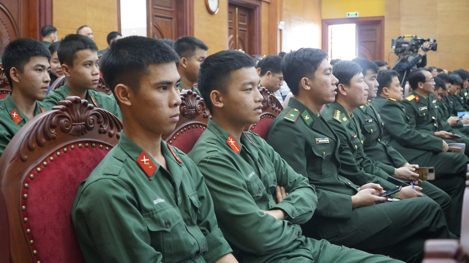 Cán bộ, chiến sỹ tham dự tại hội thảo.