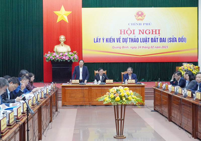 Thứ trưởng Bộ Tài nguyên và Môi trường Lê Minh Ngân phát biểu tại hội nghị.
