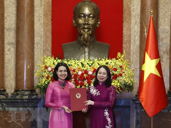 Quyền Chủ tịch nước Võ Thị Ánh Xuân Xuân trao Quyết định bổ nhiệm bà Phạm Thị Thanh Bình làm Đại sứ Đặc mệnh toàn quyền CHXHCN Việt Nam tại Phần Lan. (Ảnh: Thống Nhất/TTXVN)