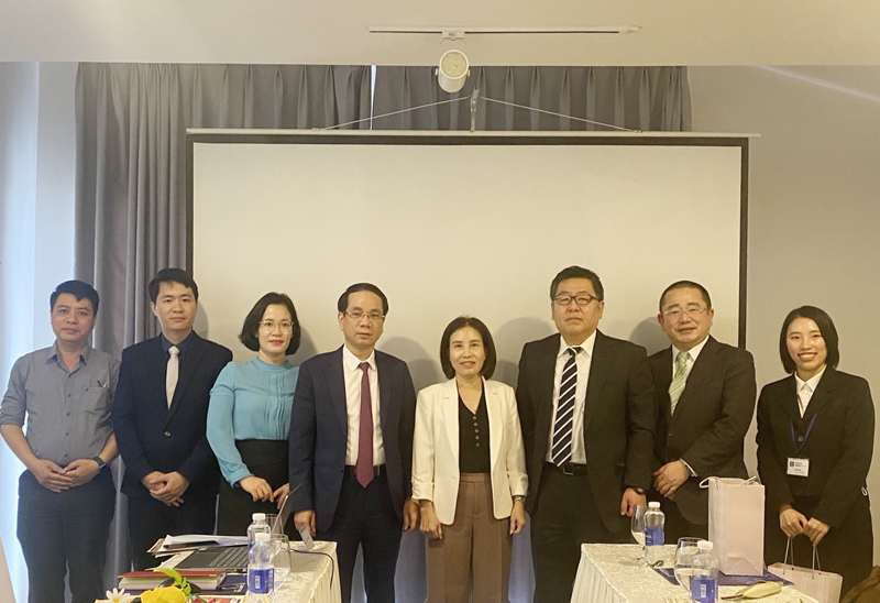 Các thành viên đoàn công tác tỉnh Quảng Bình và tỉnh Yamanashi (Nhật Bản) chụp ảnh lưu niệm.
