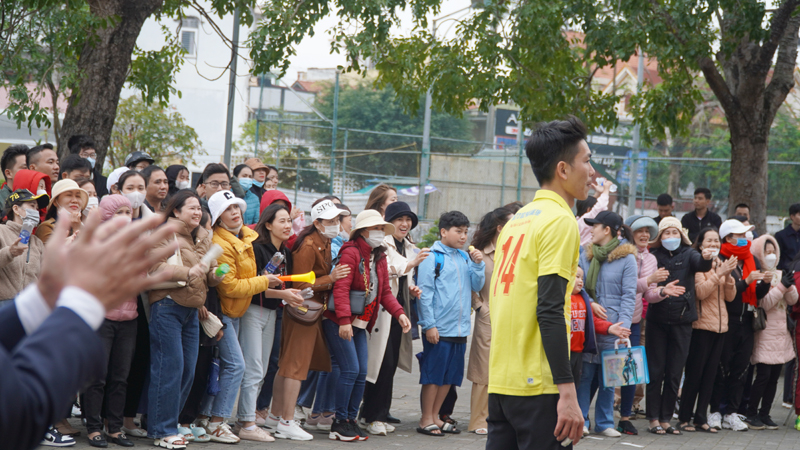 Thu hút đông đảo khán giả đến xem và cổ vũ nhiệt tình.