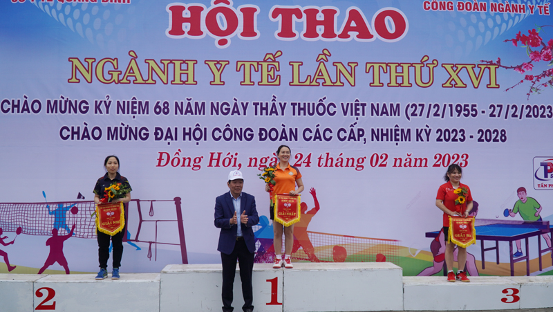 Ban tổ chức trao giải nhất, nhì, ba cho đơn nữ bóng bàn.