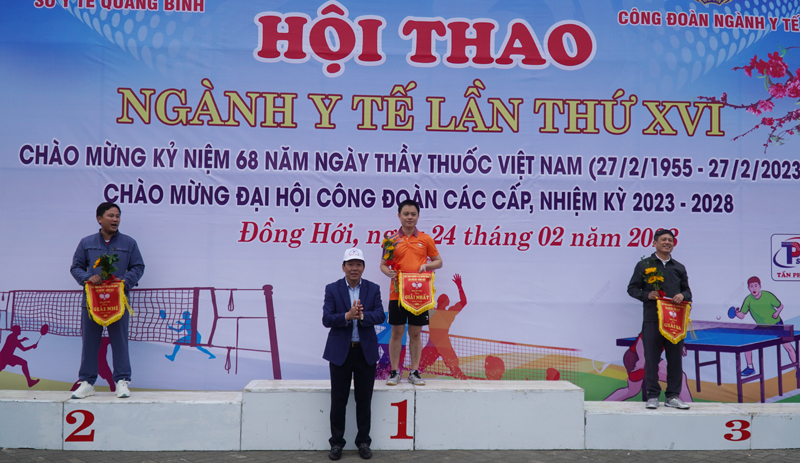 Trao giải đơn nam bóng bàn.