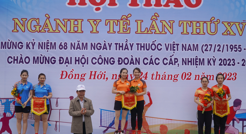 Trao giải đôi nữ cầu lông.