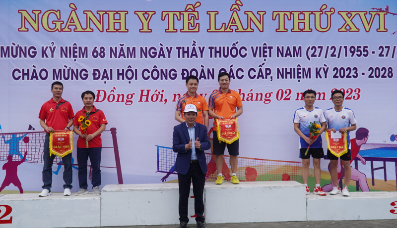 Trao giả đôi nam cầu lông