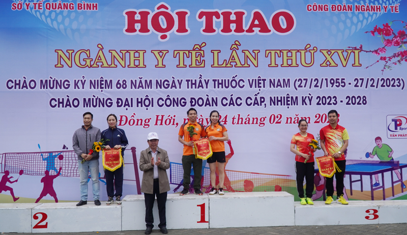 Trao giải đôi nam nữ cầu lông.