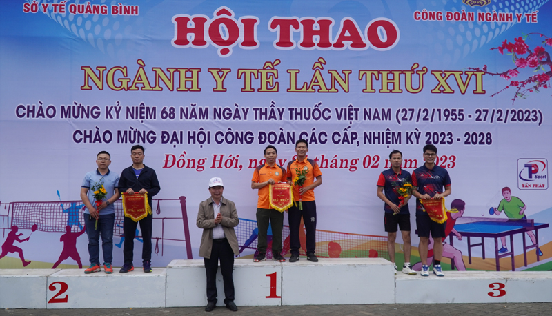 Trao giải đôi nam nữ cầu lông.