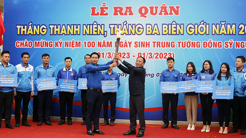 ồng chí Phó Bí thư Thường trực Tỉnh ủy Trần Hải Châu trao ngọn lửa truyền thống cho lãnh đạo Tỉnh đoàn.
