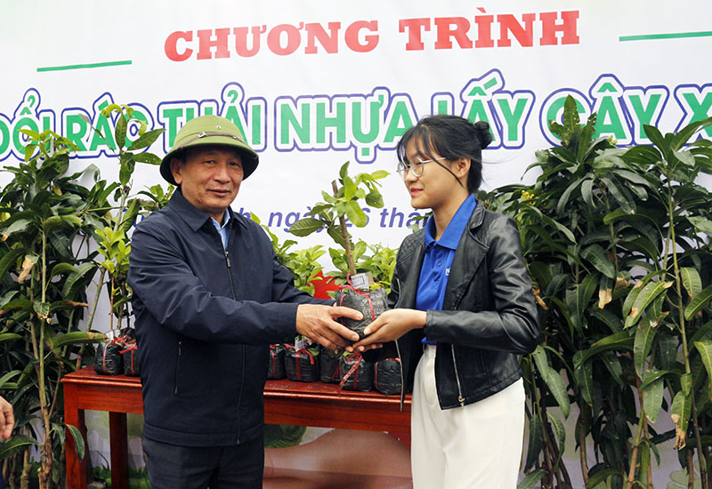 Đồng chí Phó Bí thư Thường trực Tỉnh ủy tham gia hoạt động đổi rác thải nhựa lấy cây xanh.