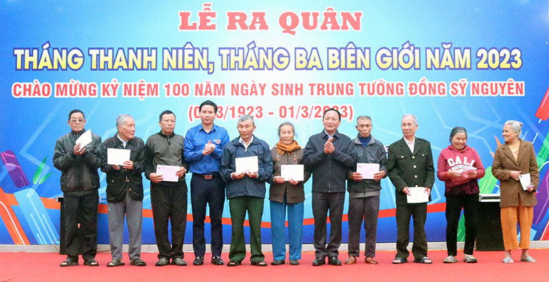 Tặng quà cho các gia đình chính sách, thương bệnh binh.