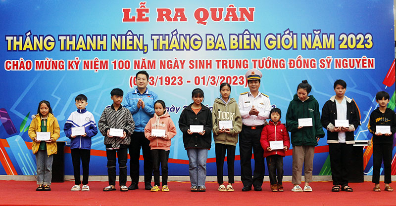 Tặng học bổng cho học sinh nghèo có hoàn cảnh khó khăn