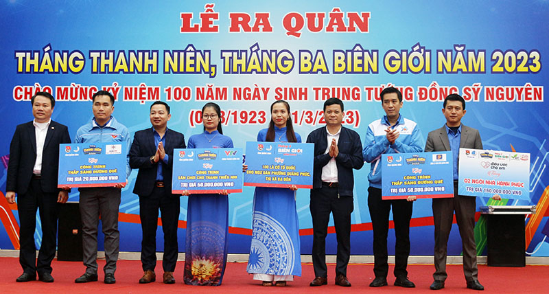  Trao biển tượng trưng tặng các công trình.