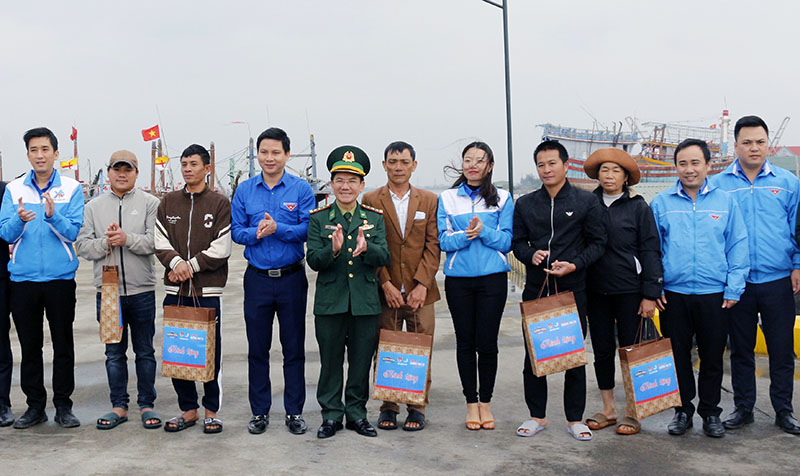 Trao tặng quà cho ngư dân.