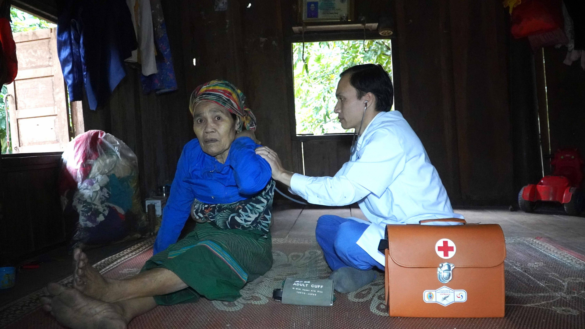 Bác sĩ Hồ Puôn đến tận nhà khám bệnh cho bà con dân bản.