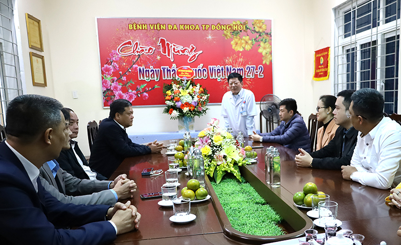 Lãnh đạo BVĐK thành phố thông tin về tình hình hoạt động của bệnh viện.