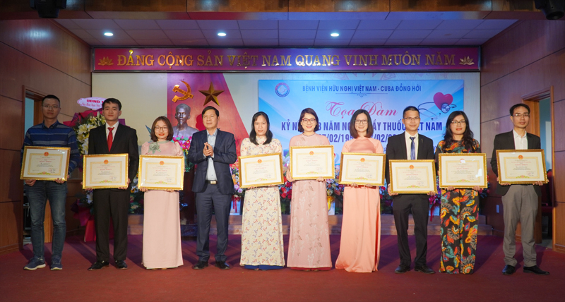 10 cá nhân có thành tích xuất sắc trong năm 2022 được UBND tỉnh tặng Bằng khen.