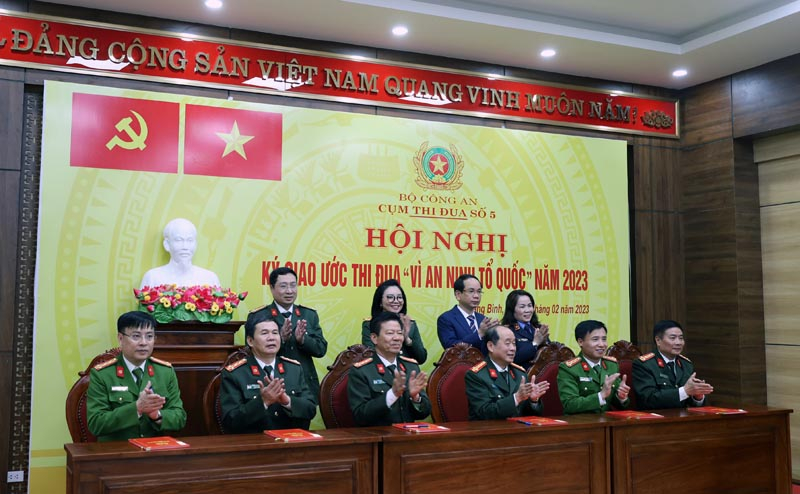 Đại diện lãnh đạo Công an 6 tỉnh Cụm thi đua số 5 ký kết giao ước thi đua  