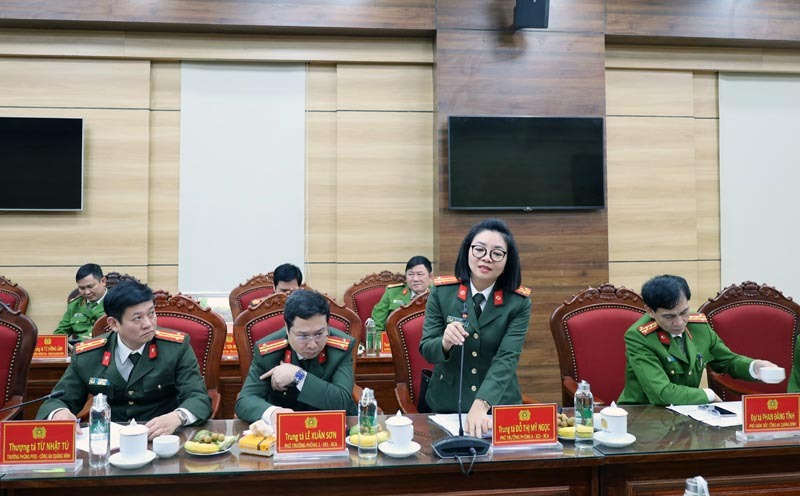 Các đại biểu tham dự hội nghị phát biểu, đóng góp ý kiến liên quan đến công tác thi đua.