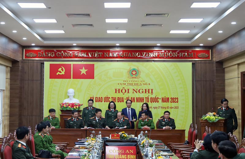 Đại diện lãnh đạo Công an 6 tỉnh Cụm thi đua số 5 ký kết giao ước thi đua  