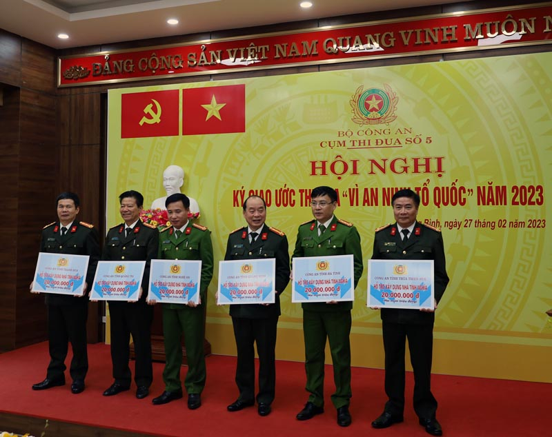 Lãnh đạo Công an 6 tỉnh Cụm thi đua số 5 đã tiến hành quyên góp, ủng hộ 120 triệu đồng để xây dựng nhà tình nghĩa cho cán bộ, chiến sỹ Công an tỉnh Quảng Bình có hoàn cảnh đặc biệt khó khăn trong thời gian tới.