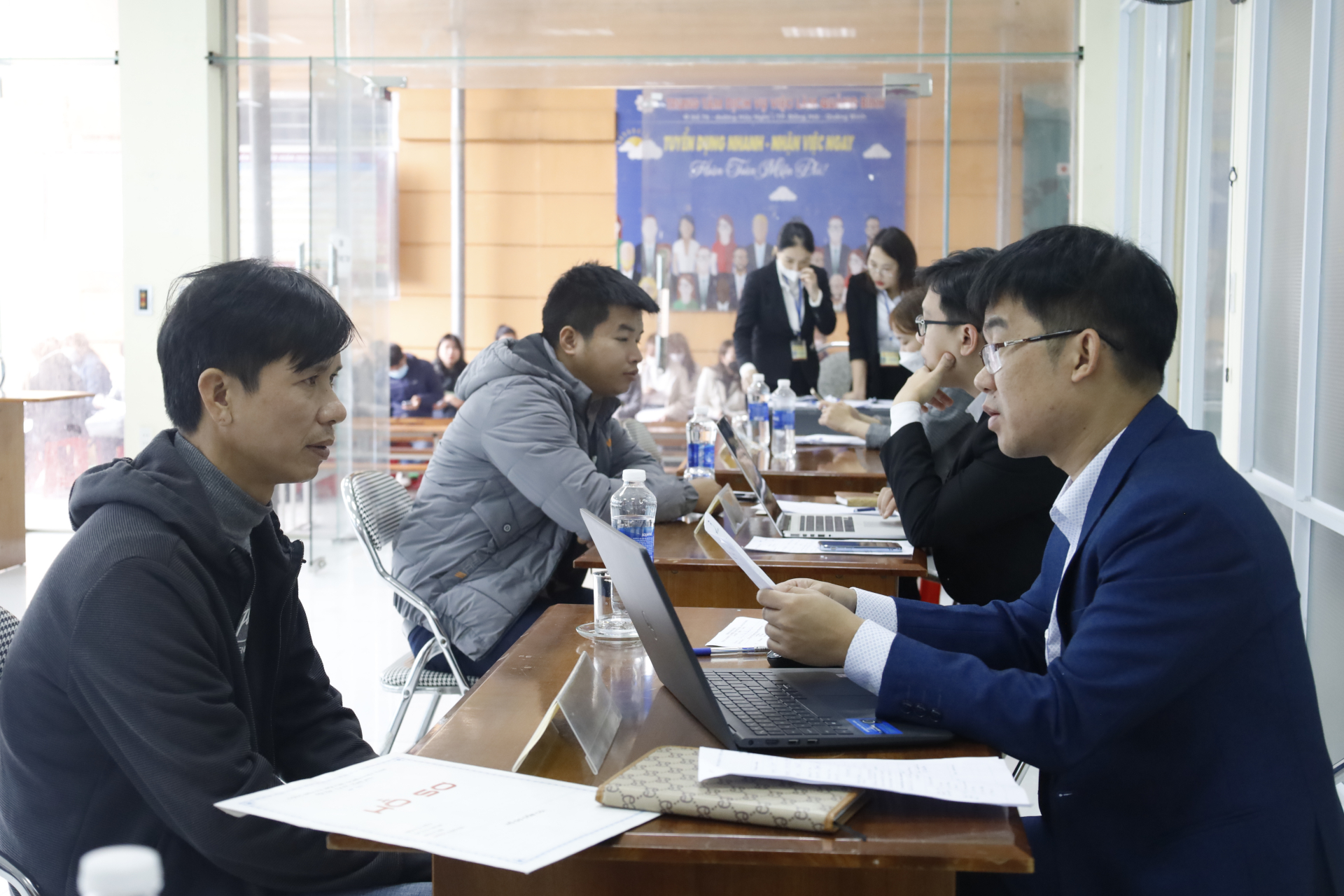 Anh Trần Ngọc Minh (xã Quảng Tiên, TX. Ba Đồn) tham gia phỏng vấn với mong muốn tìm kiếm được việc làm phù hợp tại quê hương. 