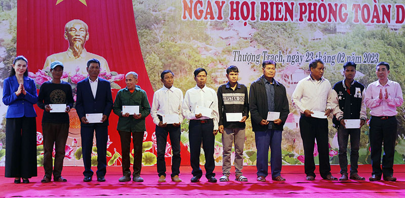 Các đơn vị trao tặng nhiều phần quà ý nghĩa cho người dân.