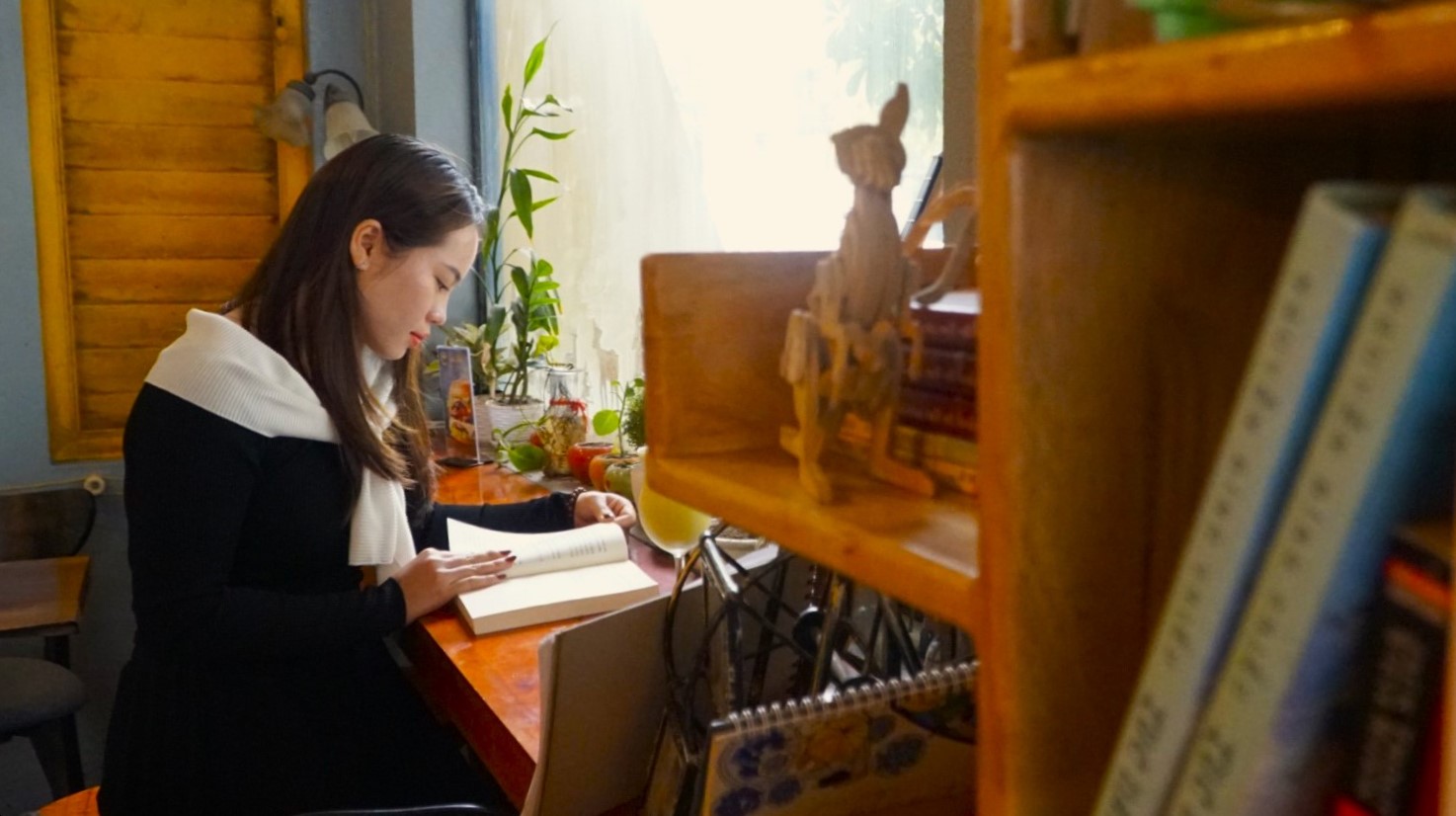 Độc giả vừa đọc những cuốn sách ưa thích vừa thưởng thức cà phê tại KiwiBook.