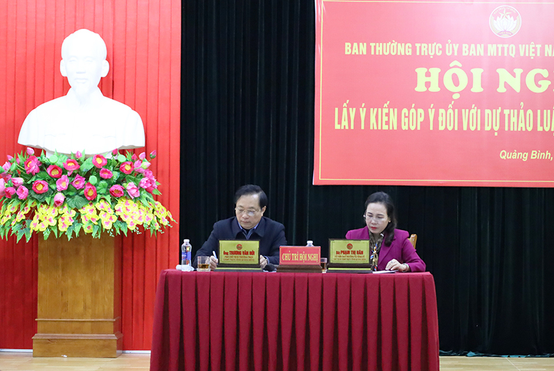 Đồng chí Chủ tịch Ủy ban MTTQVN tỉnh Phạm Thị Hân và đồng chí Phó Chủ tịch Thường trực Ủy ban MTTQVN tỉnh Trương Văn Hởi chủ trì hội nghị.
