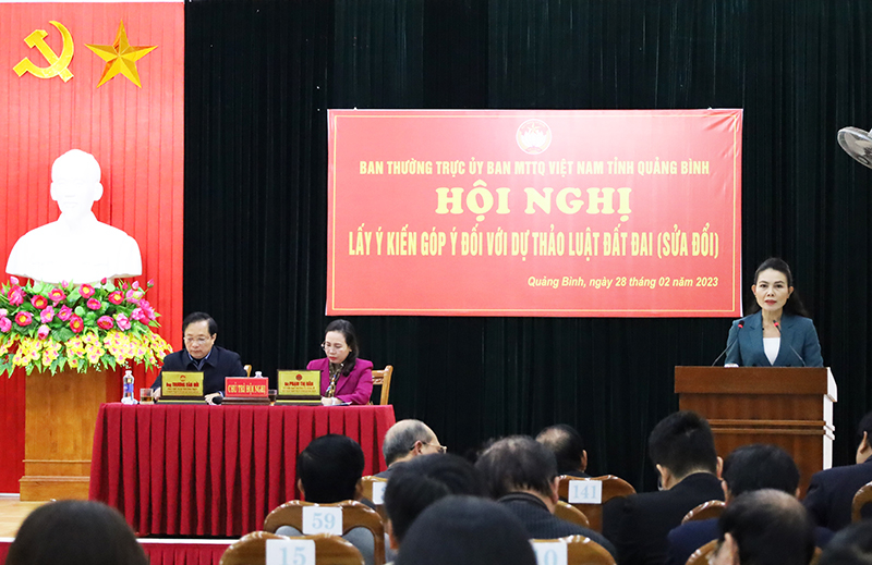 Đại biểu góp ý vào dự thảo Luật Đất đai (sửa đổi). 